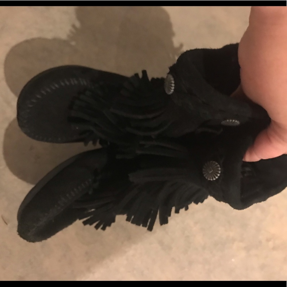 Minnetonka Girls Black Suede boots - size 11